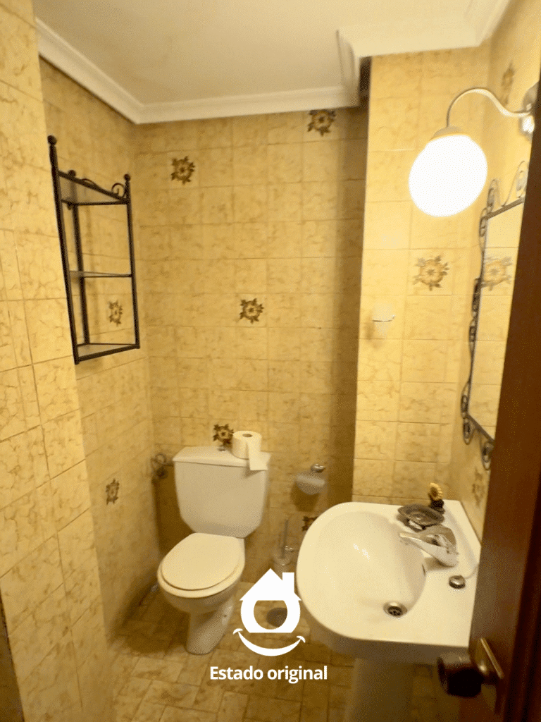 Baño en propiedad antes de ser reformado en Guadalajara